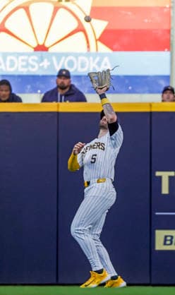 Milwaukee Brewers center fielder Garrett Mitchell catches a fly ball hit by New York Yankees left fielder Cody Bellinger in the third inning of the MLB, Baseball Herren, USA game between the New York Yankees and the Milwaukee Brewers at American Family Field in Milwaukee, Wisconsin on Saturday, May 9, 2026.  MIL20260509811 TANNENxMAURY