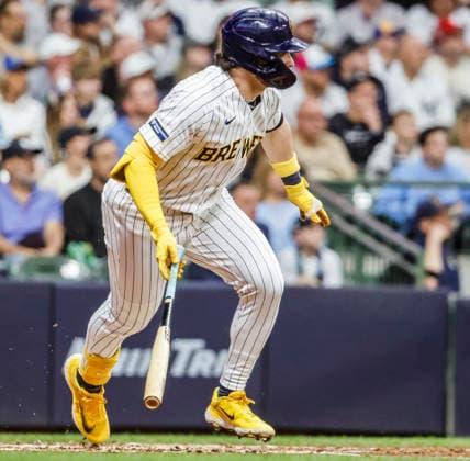 Milwaukee Brewers center fielder Garrett Mitchell hits a single in the fifth inning of the MLB, Baseball Herren, USA game between the New York Yankees and the Milwaukee Brewers at American Family Field in Milwaukee, Wisconsin on Saturday, May 9, 2026.  MIL20260509823 TANNENxMAURY