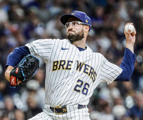 Milwaukee Brewers relief pitcher Aaron Ashby throws in the ninth inning of the MLB, Baseball Herren, USA game between the New York Yankees and the Milwaukee Brewers at American Family Field in Milwaukee, Wisconsin on Saturday, May 9, 2026. The Brewers defeated the Yankees 4-3.  MIL20260509838 TANNENxMAURY