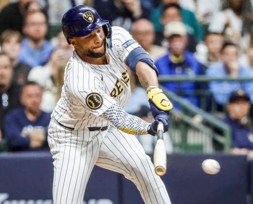 Milwaukee Brewers left fielder Jackson Chourio hits an RBI single in the tenth inning of the MLB, Baseball Herren, USA game between the New York Yankees and the Milwaukee Brewers at American Family Field in Milwaukee, Wisconsin on Saturday, May 9, 2026. The Brewers defeated the Yankees 4-3.  MIL20260509842 TANNENxMAURY