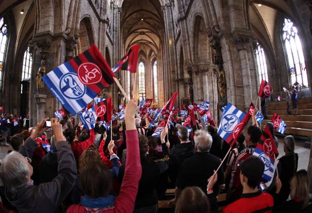 10 05 2026 Football season 2025 2026 Church service of 1 FC Nuremberg in the Sebalduskirche St Sebaldus Gottesdienst der Freundschaft Sportfoto Zink DaMa xdaxmax Symbolbild Symbolfoto Feature Impression Guests Clubfan Clubfans FCN Fans Fans Schalke Schalkefans waving flags of Schalke and Nuremberg