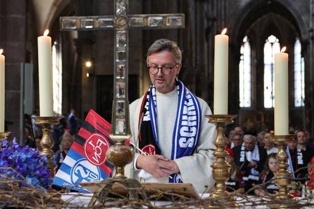 10 05 2026 Football season 2025 2026 Church service of 1 FC Nuremberg in the Sebalduskirche St Sebaldus Gottesdienst der Freundschaft Sportfoto Zink DaMa xdaxmax Pastor Dr Martin Brons says prayer