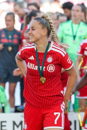 Giulia Gwinn FC Bayern Muenchen, 07 laughs, the players of FC Bayern Muenchen celebrate the German championship, championship celebration, emotions, GER, FC Bayern Muenchen vs Eintracht Frankfurt, football, Google Pixel Womens Bundesliga, 25 matchday, Season 2025 2026, 09 05 2026, DFL DFB REGULATES PROHIBIT ANY USE OF PHOTOGRAPHS as IMAGE SEQUENCES and or QUASI VIDEO, GER, FC Bayern Muenchen vs Eintracht Frankfurt, Football, Google Pixel Womens Bundesliga, 25 Matchday, Season 2025 2026, 09 05 2026 Muenchen Copyright: xEibner-Pressefoto JennixMaulx EP_JML