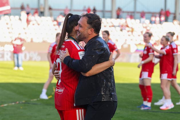 Jose Barcala FC Bayern Muenchen, head coach hugs Jovana Damnjanovic FC Bayern Muenchen, 09 after a beer shower, FC Bayern Muenchen players celebrate the German championship, championship celebration, emotions, GER, FC Bayern Muenchen vs Eintracht Frankfurt, football, Google Pixel Frauen Bundesliga, 25 Spieltag, Saison 2025 2026, 09 05 2026, DFL DFB REGULATIONS PROHIBIT ANY USE OF PHOTOGRAPHS as IMAGE SEQUENCES and or QUASI VIDEO, GER, FC Bayern Muenchen vs Eintracht Frankfurt, Football, Google Pixel Frauen Bundesliga, 25 Spieltag, Saison 2025 2026, 09 05 2026 Muenchen Copyright: xEibner-Pressefoto JennixMaulx EP_JML