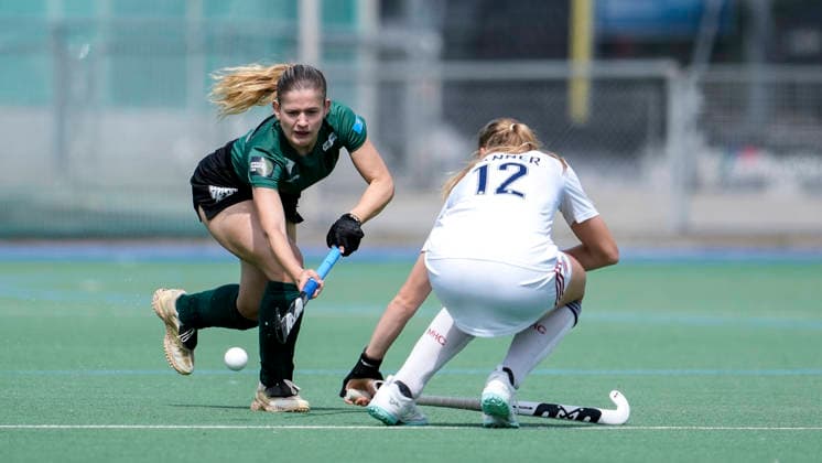 v li Giulia Funkel Club Raffelberg, 23 , Ines Wanner MHC, 12 , duel, duel, tackle, tackling, dynamics, action, action, 10 05 2026, Mannheim Germany , Hockey, 1 Bundesliga, Women, Mannheimer HC Club Raffelberg xozx