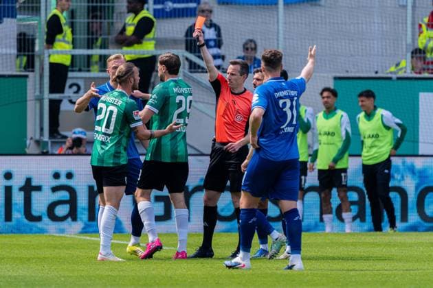 Münster, Germany 10 May 2026 2 BL 2025 2026 Sp 33 SC Preußen Münster vs SV Darmstadt 98 In the picture from left Jorrit Hendrix PRM gets the red card from referee Lukas Benen DFL DFB regulations prohibit any use of photographs as image sequences and or quasi video LVM Preussenstadion Nordrhein Westfalen Copyright: xFotostandx xKruczynskix