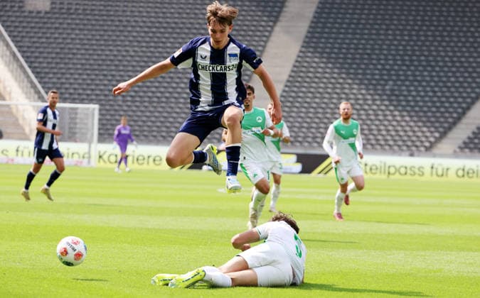 Kennet Eichhorn, Reno Münz duel match scene Action Sport Football Soccer DFL 2 Bundesliga Men 33 Matchday Season 2025 2026 10 05 2026 Hertha BSC Berlin vs SpVgg Greuther Fürth DFL regulations prohibit any use of photographs as image sequences and or quasi video