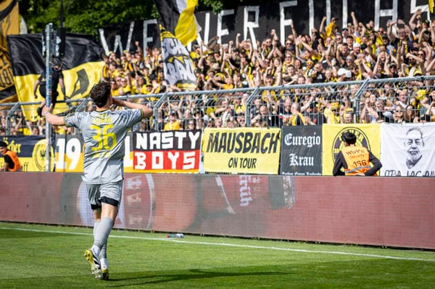 German 3rd Division, Viktoria Koeln vs Alemannia Aachen, 10 05 2026 KOELN, GERMANY MAY 10, 2026 Faton Ademi Alemannia Aachen, 36 celebrates scoring his team s first goal with fans during the 3rd division match on gameday 37 between Viktoria Koeln vs Alemannia Aachen at the Sportpark Hoehenberg on May 10, 2026 in Koeln, Germany DFL REGULATIONS PROHIBIT ANY USE OF PHOTOGRAPHS AS IMAGE SEQUENCES AND OR QUASI VIDEO Copyright: xBEAUTIFULxSPORTS LeahxKohringx