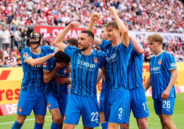 Cheering after the goal to 1 3 by Jan Schoeppner 1 FC Heidenheim, 3 , cheering, jubilant, jubilant, jubilate, celebrate Here a large part of the team cheers about the goal in front of the guest block 1 FC Köln 1 FC Heidenheim, Football, 1 Bundesliga, RheinEnergieStadion Köln, 10 05 2026 DFL regulations prohibit any use of photographs as image sequences and or quasi video Copyright: HMBxMedia xMarcoxBader