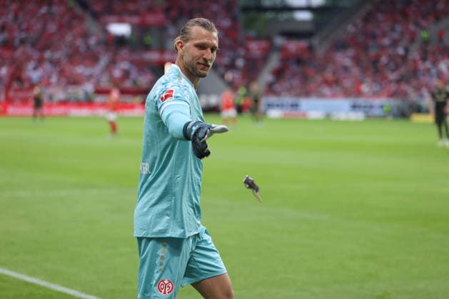 10.05.2026, Fussball Bundesliga, 1. FSV Mainz 05 - 1. FC Union Berlin, v.l., Union-Fans protestieren gegen die Anstoßzeit Sonntags um 19:30 Uhr und werfen Tennisbälle und Armbanduhren, Torwart Robin Zentner (FSV Mainz 05) wirft eine Uhr vom Platz DFL DFB REGULATIONS PROHIBIT ANY USE OF PHOTOGRAPHS AS IMAGE SEQUENCES AND OR QUASI-VIDEO. xdcx Mainz Mewa-Arena Rheinland-Pfalz Deutschland Copyright: xHMBxMedia Clausx