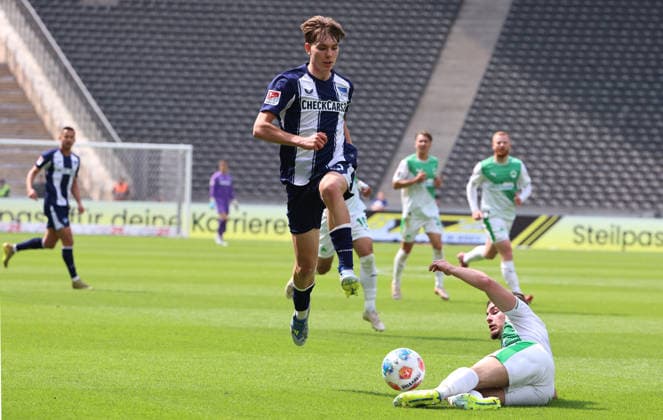 Kennet Eichhorn, Reno Münz duel match scene Action Sport Football Soccer DFL 2 Bundesliga Men 33 Matchday Season 2025 2026 10 05 2026 Hertha BSC Berlin vs SpVgg Greuther Fürth DFL regulations prohibit any use of photographs as image sequences and or quasi video