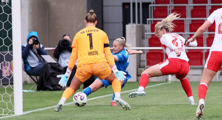 Leipzig, 11 05 2025, Red Bull Campus, Soccer, 1 Bundesliga, Women 25 Matchday , RB Leipzig vs Bayer 04 Leverkusen , In the picture The tunnel of Vanessa Fudalla 21, LEV at goalkeeper Elvira Herzog 1, RBL remained without consequences for the Leipzig women Julia Landenberger 21, RBL , For editorial use only Only editorial use , DFL DFB regulations prohibit any use of photographs as image sequences and or quasi video ,