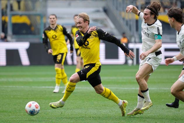 Moenchengladbach, Germany, Germany 1 Soccer Bundesliga, Matchday 32, Borussia Moenchengladbach Borussia Dortmund 1 0 03 05 2026 at Borussia Park in Moenchengladbach Julian BRANDT BVB left and Rocco REITZ MG 2 from right Photo Norbert Schmidt, Duesseldorf