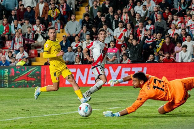 Camello (N10) has a chance in the last minute of the first half but Gazzaniga (N13) saves it Copyright: xAndresxLopezxSheridanxx xSPPx Sportspressphoto_SPR145216