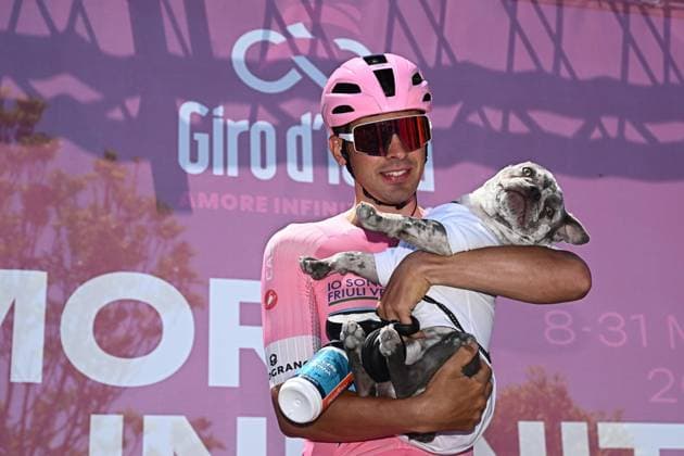 May 12, 2026, Catanzaro, ITALY: Uruguayan rider Guillermo Thomas Silva of XDS Astana Team wearing the overall leader s pink jersey and his dog, on the signing in podium ahead the departure 04th stage of the 109 Giro d Italia 2026, cycling race over 138 km from Catanzaro to Cosenza, 12 May 2026. ANSA LUCA ZENNARO. Giro D Italia Cycling Tour - Stage 04  - ZUMAa110 20260512_zaf_a110_015 Copyright: xLucaxZennarox