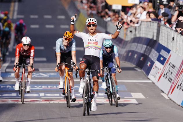 Ecuador™s Manuel Jhonatan Narvaez of UAE Team Emirates XRG winner of the stage on the finish line during Stage 4 of the Giro d™Italia, from Catanzaro to Cosenza, Italy, Tuesday, May 12, 2026.  Copyright: xGianxMattiaxD Albertox xLaPressex