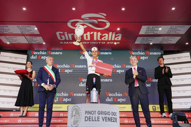 Ecuador™s Manuel Jhonatan Narvaez of UAE Team Emirates XRG on the podium during Stage 4 of the Giro d™Italia, from Catanzaro to Cosenza, Italy, Tuesday, May 12, 2026.  Copyright: xGianxMattiaxD Albertox xLaPressex