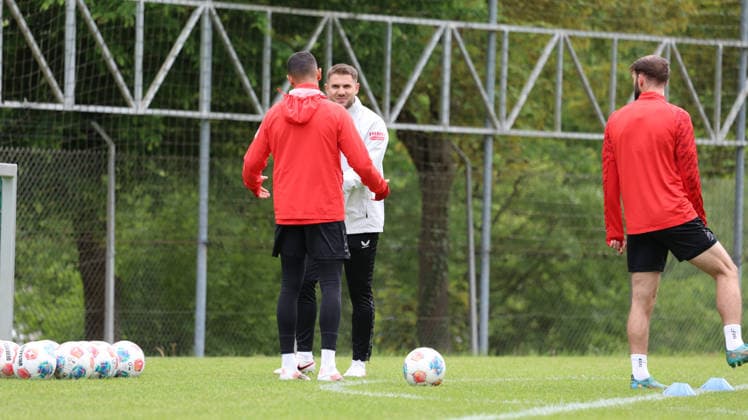12 05 2026, xrekx, Soccer 2 Bundesliga, 1 FC Kaiserslautern Training v l Max Lieberknecht Videoanalyst 1 FC Kaiserslautern DFL DFB REGULATIONS PROHIBIT ANY USE OF PHOTOGRAPHS as IMAGE SEQUENCES and or QUASI VIDEO Kaiserslautern