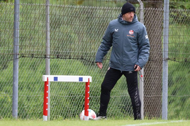 12 05 2026, xrekx, Fußball 2 Bundesliga, 1 FC Kaiserslautern Training v l Torsten Lieberknecht Trainer 1 FC Kaiserslautern DFL DFB REGULATIONS PROHIBIT ANY USE OF PHOTOGRAPHS as IMAGE SEQUENCES and or QUASI VIDEO Kaiserslautern