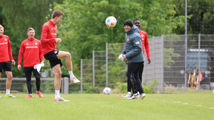 12 05 2026, xrekx, Fußball 2 Bundesliga, 1 FC Kaiserslautern Training v l Fabian Kunze 1 FC Kaiserslautern Torsten Lieberknecht Trainer 1 FC Kaiserslautern DFL DFB REGULATIONS PROHIBIT ANY USE OF PHOTOGRAPHS as IMAGE SEQUENCES and or QUASI VIDEO Kaiserslautern