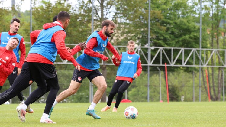 12 05 2026, xrekx, Soccer 2 Bundesliga, 1 FC Kaiserslautern Training v l Simon Asta 1 FC Kaiserslautern DFL DFB REGULATIONS PROHIBIT ANY USE OF PHOTOGRAPHS as IMAGE SEQUENCES and or QUASI VIDEO Kaiserslautern