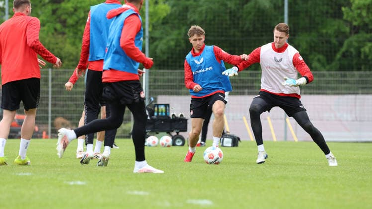 12 05 2026, xrekx, Football 2 Bundesliga, 1 FC Kaiserslautern Training v l Naatan Skyttä Skyttae 1 FC Kaiserslautern Julian Krahl 1 FC Kaiserslautern DFL DFB REGULATIONS PROHIBIT ANY USE OF PHOTOGRAPHS as IMAGE SEQUENCES and or QUASI VIDEO Kaiserslautern