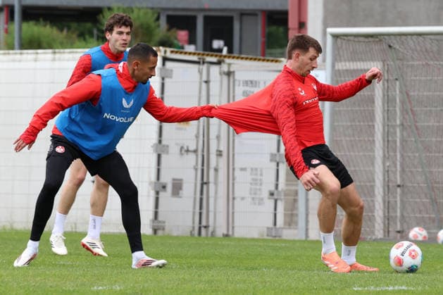 12 05 2026, xrekx, Football 2 Bundesliga, 1 FC Kaiserslautern Training v l Kenny Prince Redondo 1 FC Kaiserslautern Daniel Hanslik 1 FC Kaiserslautern DFL DFB REGULATIONS PROHIBIT ANY USE OF PHOTOGRAPHS as IMAGE SEQUENCES and or QUASI VIDEO Kaiserslautern