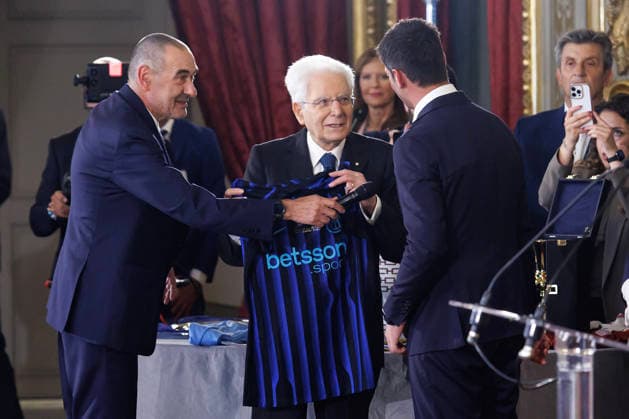 Il presidente della Repubblica Sergio Mattarella (al centro), Maurizio Sarri (sx) e Cristian Chivu (dx) al Quirinale in occasione dell™incontro con le delegazioni di Lazio e Inter, finaliste della Coppa Italia di calcio Frecciarossa 2025 2026, Roma, MartedÃ¬ 12 Maggio 2026 (Foto Roberto Monaldo LaPresse) President of the Republic Sergio Mattarella Maurizio Sarri (left) and Cristian Chivu (right) at the Quirinale during the meeting whit the delegations of the Lazio and Inter football teams, finalists of the 2025 2026 Frecciarossa Italian Cup, Rome, Tuesday, May 12, 2026  Copyright: xRobertoxMonaldo LaPressex