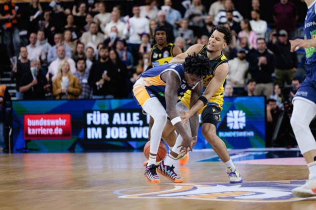 Kassim Nicholson ROSTOCK SEAWOLVES, 08 vs Brandon Tischler MHP Riesen Ludwigsburg, 24 , GER, Rostock Seawolves vs MHP Riesen Ludwigsburg, easycredit BBL, Basketball, Bundesliga, Play Ins, Season 2025 2026, 12 05 2026 GER, Rostock Seawolves vs MHP Riesen Ludwigsburg, easycredit BBL, Basketball, Bundesliga, Play Ins, Season 2025 2026, 12 05 2026 Rostock Copyright: xEibner-Pressefoto DenverxEhrlichx EP_DEH