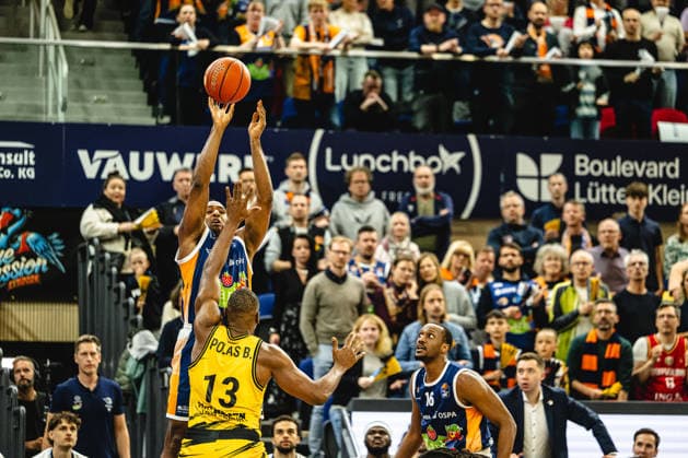 Rostock, Germany 12 May 2026 easyCredit BBL Play Ins 2025 2026 Rostock Seawolves vs MHP Riesen Ludwigsburg In the picture from left in the duel DeAndre Lansdowne Rostock Seawolves and Yorman Polas Bartolo MHP RIESEN Ludwigsburg Stadthalle Rostock Mecklenburg Vorpommern Copyright: xFotostandx xVoelkerx
