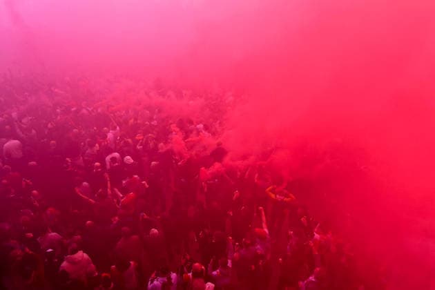 Southampton v Middlesbrough, EFL Sky Bet Championship, Play Off Second Leg Southampton fans pack the forecourt at the stadium entrance as they let off flares and smoke bombs as the teams arrive ahead of the EFL Sky Bet Championship Play Off Second Leg match between Southampton and Middlesbrough at the St Mary s Stadium, Southampton, UK on 12 May 2026. Southampton St Mary s Stadium Hampshire UK Editorial use only DataCo restrictions apply See www.football-dataco.com , Copyright: xGrahamxHuntx PSI-24239-0024