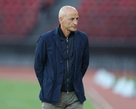 12 05 2026, SUI, Football, Men, Swiss Super League, Relegation Group, Season 2025 2026, Grasshopper Club Zürich vs FC Winterthur Peter Zeidler Coach, GC Zurich tense during the immediate match preparations of his team Zurich Stadium Letzigrund Zurich Switzerland