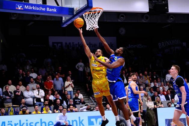ProA Playoffs Quarterfinals Phoenix Hagen vs PS Karlsruhe LIONS, Hagen, 12 05 2026, Ischelandhalle Hagen Marvin Omonigho Omuvwie 11, Phoenix Hagen, PF on a lay-up, defended by Wesley Chima Oba 7, PS Karlsruhe LIONS, C ProA Playoffs Quarterfinals Phoenix Hagen vs PS Karlsruhe LIONS, Hagen, 12 05 2026, Ischelandhalle Hagen Copyright: xBEAUTIFULxSPORTS Piepenstockx