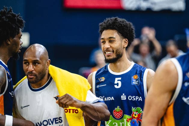 Rostock, Germany 12 May 2026 easyCredit BBL Play Ins 2025 2026 Rostock Seawolves vs MHP Riesen Ludwigsburg In the picture 1 from right D Shawn Schwartz Rostock Seawolves smiling on the pitch Stadthalle Rostock Mecklenburg Vorpommern Copyright: xFotostandx xVoelkerx