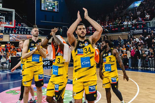 Rostock, Germany 12 May 2026 easyCredit BBL Play Ins 2025 2026 Rostock Seawolves vs MHP Riesen Ludwigsburg In the picture The Giants team thanks the fans Stadthalle Rostock Mecklenburg Vorpommern Copyright: xFotostandx xVoelkerx