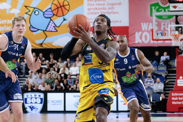 Stefan Smith MHP Riesen Ludwigsburg, 03 vs Deandre Lansdowne ROSTOCK SEAWOLVES, 09 , Lukasz Kolenda ROSTOCK SEAWOLVES, 10 , GER, Rostock Seawolves vs MHP Riesen Ludwigsburg, easycredit BBL, Basketball, Bundesliga, Play Ins, Season 2025 2026, 12 05 2026 GER, Rostock Seawolves vs MHP Riesen Ludwigsburg, easycredit BBL, Basketball, Bundesliga, Play Ins, Season 2025 2026, 12 05 2026 Rostock Copyright: xEibner-Pressefoto DenverxEhrlichx EP_DEH