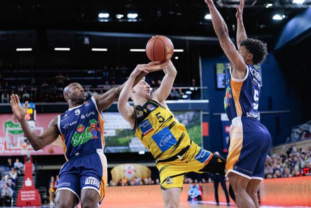 Toms Skuja MHP Riesen Ludwigsburg, 05 vs Deandre Lansdowne ROSTOCK SEAWOLVES, 09 and D Shawn Schwartz ROSTOCK SEAWOLVES, 05 , GER, Rostock Seawolves vs MHP Riesen Ludwigsburg, easycredit BBL, Basketball, Bundesliga, Play Ins, Season 2025 2026, 12 05 2026 GER, Rostock Seawolves vs MHP Riesen Ludwigsburg, easycredit BBL, Basketball, Bundesliga, Play Ins, Season 2025 2026, 12 05 2026 Rostock Copyright: xEibner-Pressefoto DenverxEhrlichx EP_DEH