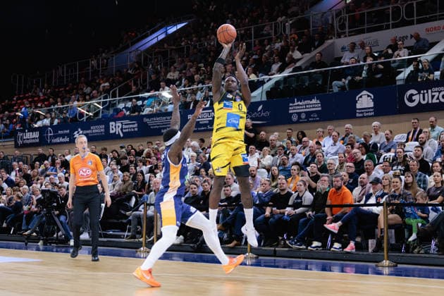 Babacar Sane MHP Riesen Ludwigsburg, 00 vs TJ Crockett Jr ROSTOCK SEAWOLVES, 00 , GER, Rostock Seawolves vs MHP Riesen Ludwigsburg, easycredit BBL, Basketball, Bundesliga, Play Ins, Season 2025 2026, 12 05 2026 GER, Rostock Seawolves vs MHP Riesen Ludwigsburg, easycredit BBL, Basketball, Bundesliga, Play Ins, Season 2025 2026, 12 05 2026 Rostock Copyright: xEibner-Pressefoto DenverxEhrlichx EP_DEH