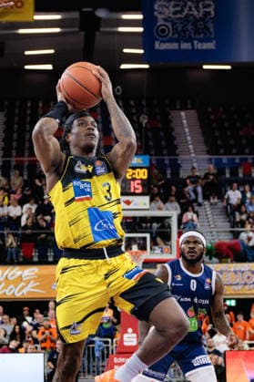 Stefan Smith MHP Riesen Ludwigsburg, 03 vs TJ Crockett Jr ROSTOCK SEAWOLVES, 00 , GER, Rostock Seawolves vs MHP Riesen Ludwigsburg, easycredit BBL, Basketball, Bundesliga, Play Ins, Season 2025 2026, 12 05 2026 GER, Rostock Seawolves vs MHP Riesen Ludwigsburg, easycredit BBL, Basketball, Bundesliga, Play Ins, Season 2025 2026, 12 05 2026 Rostock Copyright: xEibner-Pressefoto DenverxEhrlichx EP_DEH