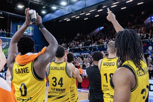 Giants thank the fans, Defeat in Rostock, GER, Rostock Seawolves vs MHP Riesen Ludwigsburg, easycredit BBL, Basketball, Bundesliga, Play Ins, 2025 2026 season, 12 05 2026 GER, Rostock Seawolves vs MHP Riesen Ludwigsburg, easycredit BBL, Basketball, Bundesliga, Play Ins, 2025 2026 season, 12 05 2026 Rostock Copyright: xEibner-Pressefoto DenverxEhrlichx EP_DEH