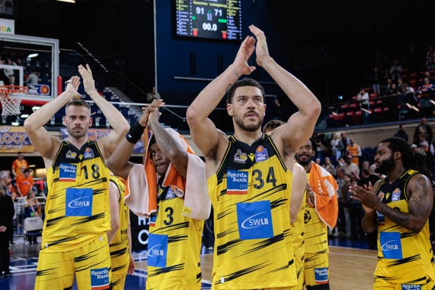 Giants thank the fans, Defeat in Rostock, GER, Rostock Seawolves vs MHP Riesen Ludwigsburg, easycredit BBL, Basketball, Bundesliga, Play Ins, 2025 2026 season, 12 05 2026 GER, Rostock Seawolves vs MHP Riesen Ludwigsburg, easycredit BBL, Basketball, Bundesliga, Play Ins, 2025 2026 season, 12 05 2026 Rostock Copyright: xEibner-Pressefoto DenverxEhrlichx EP_DEH