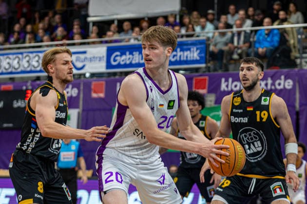ProA, BG Goettingen vs Bozic Estriche Kirchheim Knights, Sparkassen Arena Goettingen 12 05 2026 ProA, Goettingen, Germany 12 05 2026 Janis Juenemann BG Göttingen, 20 on the ball, Barmer ProA 2 Basketball Bundesliga, Playoffs, Game of BG Goettingen vs Bozic Estriche Kirchheim Knights, Sparkassen Arena Goettingen Copyright: xBEAUTIFULxSPORTS Freudensteinx