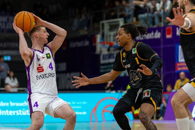 ProA, BG Goettingen vs Bozic Estriche Kirchheim Knights, Sparkassen Arena Goettingen 12 05 2026 ProA, Goettingen, Germany 12 05 2026 Daniel Kirchner BG Goettingen, 4 vs Phillip Russell Bozic Estriche Kirchheim Knights, 1 , Barmer ProA 2 Basketball Bundesliga, Playoffs, Game of BG Goettingen vs Bozic Estriche Kirchheim Knights, Sparkassen Arena Goettingen Copyright: xBEAUTIFULxSPORTS Freudensteinx