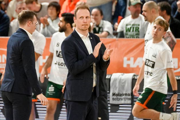 Jacques Schneider VET CONCEPT Gladiators Trier, Coach applauds RASTA Vechta vs VET CONCEPT Gladiators Trier, easyCredit Basketball Bundesliga, Play Ins, Season 2025 2026, 12 05 2026, RASTA Vechta vs VET CONCEPT Gladiators Trier, easyCredit Basketball Bundesliga, Play Ins, Season 2025 2026, 12 05 2026 Vechta Copyright: xEibner-Pressefoto RobertxGertzenx EP_RGN