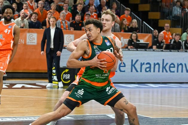 Nolan Adekunle VET CONCEPT Gladiators Trier, 22 vs Lars Thiemann RASTA Vechta, 21 RASTA Vechta vs VET CONCEPT Gladiators Trier, easyCredit Basketball Bundesliga, Play Ins, 2025 2026 season, 12 05 2026, RASTA Vechta vs VET CONCEPT Gladiators Trier, easyCredit Basketball Bundesliga, Play Ins, 2025 2026 season, 12 05 2026 Vechta Copyright: xEibner-Pressefoto RobertxGertzenx EP_RGN