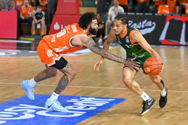 Jordan Roland VET CONCEPT Gladiators Trier, 15 vs Tevin Brown RASTA Vechta, 10 RASTA Vechta vs VET CONCEPT Gladiators Trier, easyCredit Basketball Bundesliga, Play Ins, 2025 2026 season, 12 05 2026, RASTA Vechta vs VET CONCEPT Gladiators Trier, easyCredit Basketball Bundesliga, Play Ins, 2025 2026 season, 12 05 2026 Vechta Copyright: xEibner-Pressefoto RobertxGertzenx EP_RGN