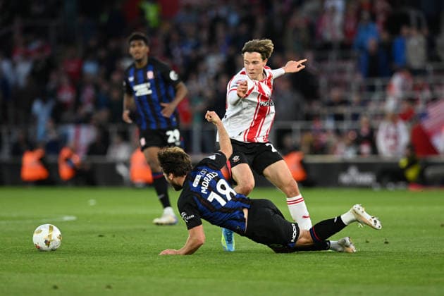 Southampton v Middlesbrough, EFL Sky Bet Championship, Play Off Second Leg Caspar Jander (20) of Southampton wins a challenge against Aidan Morris (18) of Middlesbrough during the EFL Sky Bet Championship Play Off Second Leg match between Southampton and Middlesbrough at the St Mary s Stadium, Southampton, UK on 12 May 2026. Southampton St Mary s Stadium Hampshire UK Editorial use only DataCo restrictions apply See www.football-dataco.com , Copyright: xGrahamxHuntx PSI-24239-0065