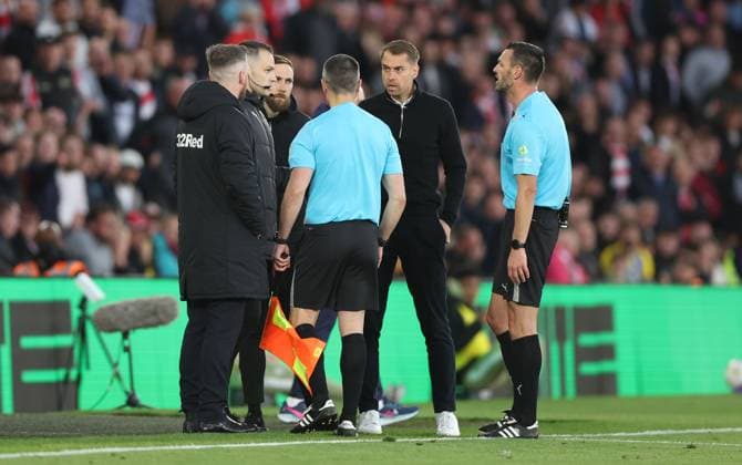 Referee Andy Madley speaks to both managers after an apparent incident between Luke Ayling of Middlesbrough and Taylor Harwood-Bellis of Southampton Southampton v Middlesbrough, EFL Sky Bet Championship, Play-Off Semi Final, Second Leg, Football, St Mary s Stadium, Southampton, UK - 12 May 2026Southampton St Mary s Stadium United Kingdom EDITORIAL USE ONLY No use with unauthorised audio, video, data, fixture lists, club league logos or live services. Online in-match use limited to 120 images, no video emulation. No use in betting, games or single club league player publications. Copyright: xKieranxMcManus Shutterstockx 16871478ax