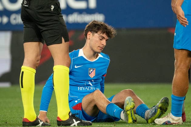 Mendoza (N4) leaves the pitch injured during the La Liga EA Sports match between CA Osasuna and Atletico de Madrid at Estadio El Sadar on May 12th 2026, in Madrid, Spain Copyright: xAndresxLopezxSheridanxx xSPPx Sportspressphoto_SPR145503