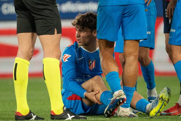 Mendoza (N4) leaves the pitch injured during the La Liga EA Sports match between CA Osasuna and Atletico de Madrid at Estadio El Sadar on May 12th 2026, in Madrid, Spain Copyright: xAndresxLopezxSheridanxx xSPPx Sportspressphoto_SPR145505